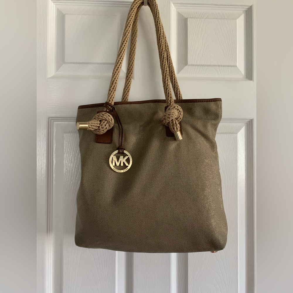 Fun canvas like material with rope strap! Firm for the pool/beach!